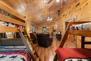 1 bedroom, WiFi, bed sheets - Serene Retreat, Private Setting, Near Muir Valley Climbing & Redpoint BBQ (Rogers)