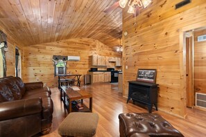 Fireplace - Serene Retreat, Private Setting, Near Muir Valley Climbing & Redpoint BBQ (Rogers)