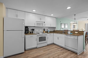 ثلاجة، ميكروويف، فرن، موقد طهي مسطح