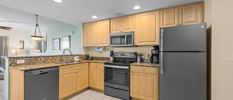 Kühlschrank, Mikrowelle, Ofen, Herdplatte