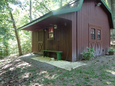 The Cottage in the Woods, near Deersville and Tappan and Clendening Lakes