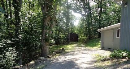 The Cottage in the Woods, near Deersville and Tappan and Clendening Lakes