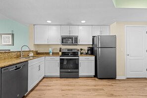 Geladeira, micro-ondas, fogão, cooktop