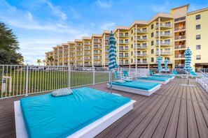 Property grounds - 2BR/2BA Condo with Balcony & Stunning Beach Views (Treasure Island)