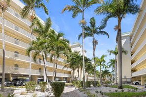 Exterior - 3/3 Beachfront Penthouse w Stunning Balcony Views (Treasure Island)