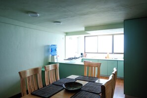 Petit déjeuner en libre-service compris tous les jours