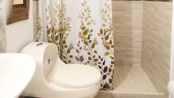 Standard Room, Balcony, Garden View | Bathroom