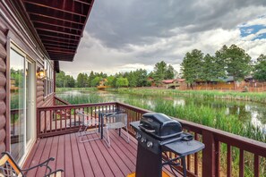Outdoor dining - Pond Access & Private Dock: Lakeside Cabin (Lakeside)