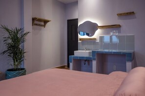 Een moderne badkamer met een wastafel, spiegel en houten planken.
