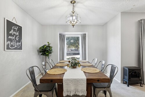 Cozy Pet-Friendly Retreat, Seasonal Pool & Fireplace, Sleeps 10