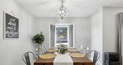 Cozy Pet-Friendly Retreat, Seasonal Pool & Fireplace, Sleeps 10