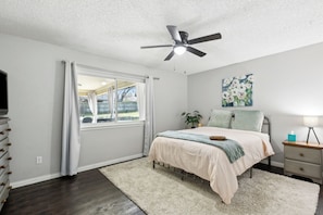 4 bedrooms, desk, free WiFi, bed sheets - Cozy Pet-Friendly Retreat, Seasonal Pool & Fireplace, Sleeps 10 (Cleburne)