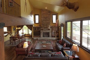 Een smart-tv, een open haard en een computerscherm