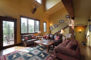 Een smart-tv, een open haard en een computerscherm