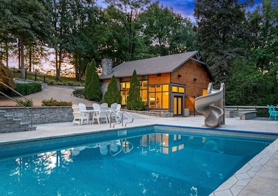 Paradise Resort-Dock, Pool, Hot Tub, Movie Theatre