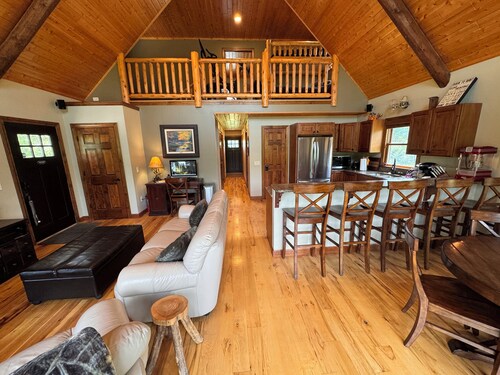 Cozy Kingston Cottage -- 3-bedroom Lodge with AC, Peloton Bike, WiFi, and More