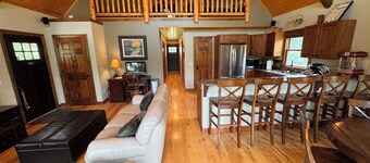 Cozy Kingston Cottage -- 3-bedroom Lodge with AC, Peloton Bike, WiFi, and More
