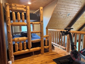 3 bedrooms, desk, WiFi, bed sheets - Cozy Kingston Cottage -- 3-bedroom Lodge with AC, Peloton Bike, WiFi, and More (Kingston)
