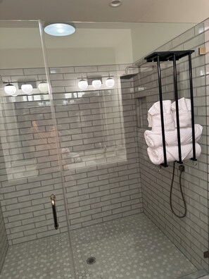 Douche, sèche-cheveux, serviettes fournies, savon