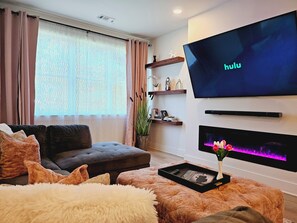 Smart TV, fireplace, ping pong - Luxury Urban Escape with Rooftop in downtown Atlanta (Atlanta)