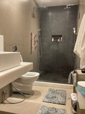 Shower, towels, soap, shampoo - Appartement vue Spectaculaire, sur Océan, Plage de Copacabana (Copacabana Rio de Janeiro)