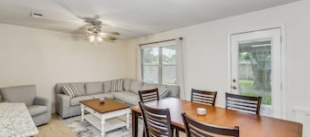 Big Family Home- Sleeps 10- Pet and Family Friendly