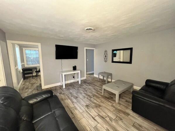 Living area - Charming 2-bedroom house with AC and WiFi in delightful Edgewater (Edgewater)