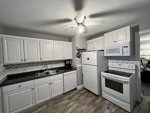 Private kitchen - Charming 2-bedroom house with AC and WiFi in delightful Edgewater (Edgewater)