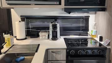 Refrigerador, microondas, horno y parrilla de estufa