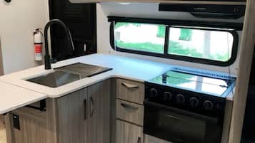 Réfrigérateur, micro-ondes, four, plaque de cuisson