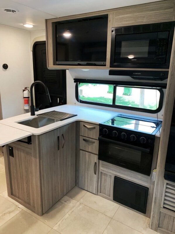 Fridge, microwave, oven, stovetop - Stay for Work or Fun near Austin and Lakeway (Austin)