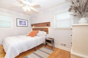 3 bedrooms, WiFi, bed sheets - Quiet Pet Friendly Home (Fountain Inn)