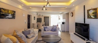 The Cozy 3 bed 4 bath Corner