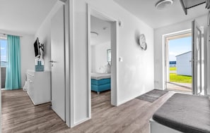 2 quartos, ferros/tábuas de passar roupa, berço de viagem