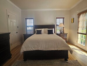 4 bedrooms, desk, WiFi, bed sheets - Italian Villa next to Gathering Place with pool (Tulsa)