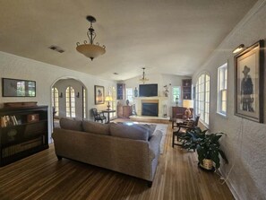 Smart TV, fireplace - Italian Villa next to Gathering Place with pool (Tulsa)