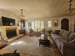 Smart TV, fireplace - Italian Villa next to Gathering Place with pool (Tulsa)