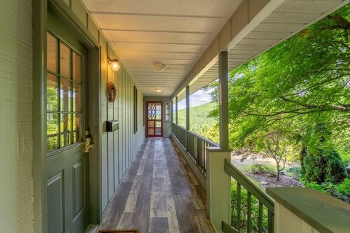 4BR Mountain Retreat with Views & Poker Table