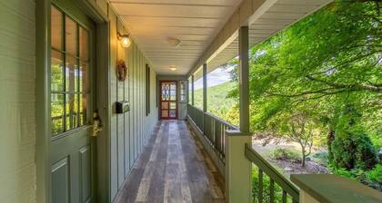 4BR Mountain Retreat with Views & Poker Table