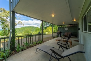 Terrace/patio - 4BR Mountain Retreat with Views & Poker Table (Franklin)