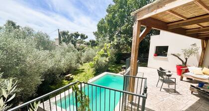 Villa moderne arborée avec piscine