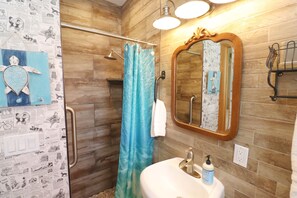Dusche, Haartrockner, Handtücher, Seife