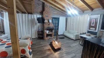 2 bedrooms, desk, free WiFi, bed sheets