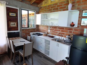Fridge, microwave, stovetop, electric kettle - Private Casita near UIO airport (Checa)