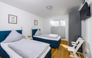 2 bedrooms, iron/ironing board, travel cot, free WiFi