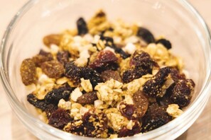 Een schaal met granola en gedroogd fruit.
