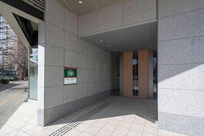 A building entrance with a sign indicating a parking area. - Washington R&B Hotel Sendai Higashiguchi (Sendai)