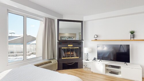 6-211 : Superior Studio - sleeps 4.