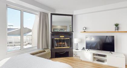 6-211 : Superior Studio - sleeps 4.