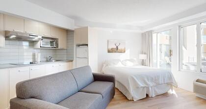 6-211 : Superior Studio - sleeps 4.